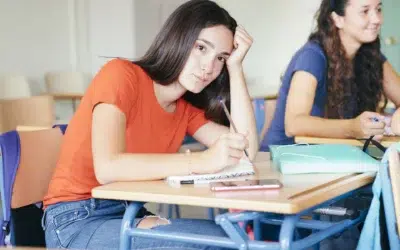 Mon enfant est bon à l’école mais n’ose pas parler anglais : que faire ?